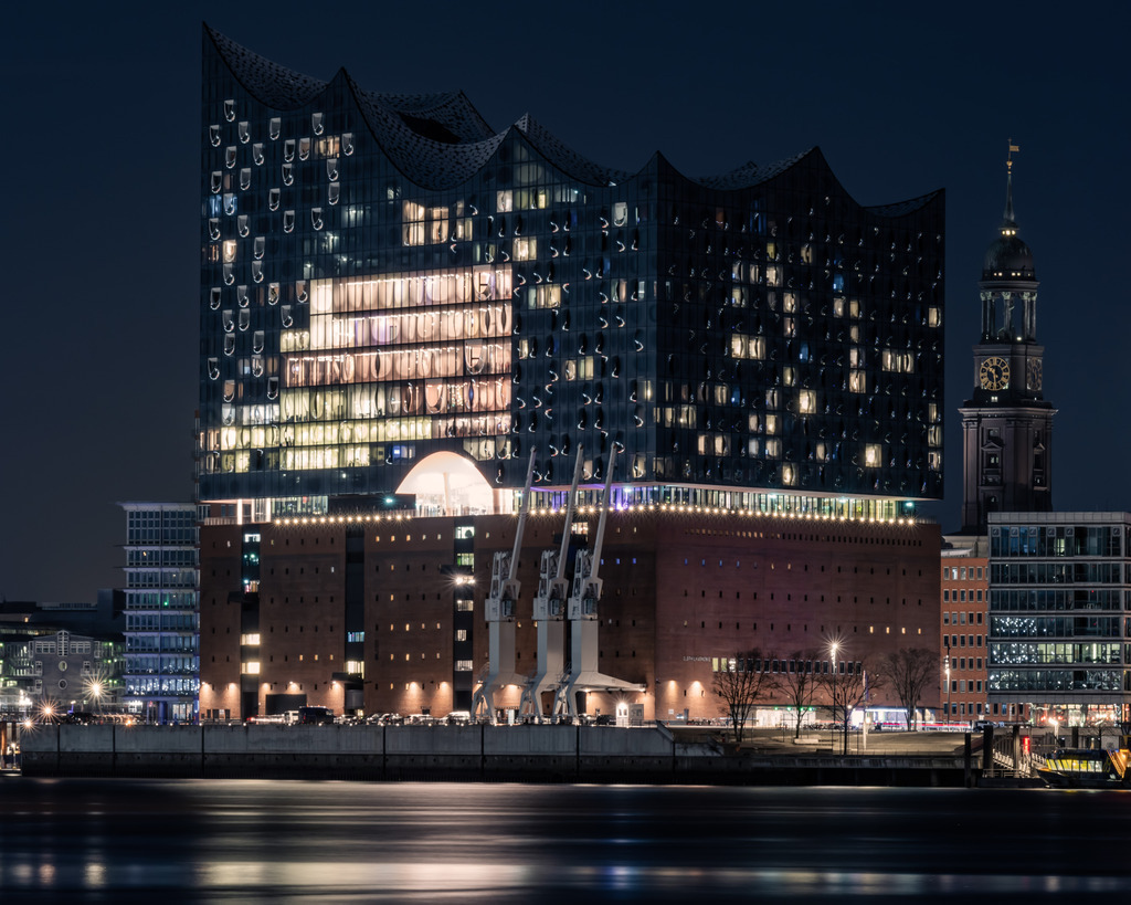 Elbphilharmonie bei Nacht vom Hafen | Die beleuchtete Elbphilharmonie aus maritimer Perspektive über die Elbe – moderne Hamburger Architektur in nächtlicher Hafenstimmung. - Realisiert mit Pictrs.com