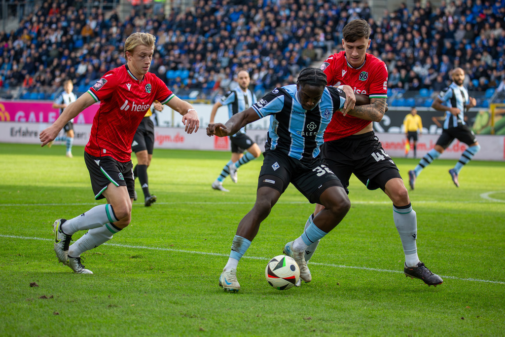Fußball 3. Liga, Saison 2024/25, 15. Spieltag: Waldhof Mannheim gegen Hannover 96 II. Am Ball: Kennedy Onyedika Okpala (32, Mannheim) | Fußball 3. Liga, Saison 2024/25, 15. Spieltag: Waldhof Mannheim gegen Hannover 96 II. Am Ball: Kennedy Onyedika Okpala (32, Mannheim) - Realisiert mit Pictrs.com