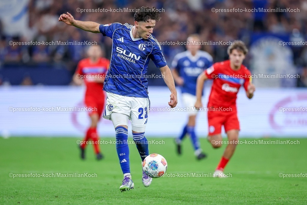 S0413092501126 | 13.09.2025, Fußball, FC Schalke 04 - Holstein Kiel, 5.Spieltag, 2. Fußball Bundesliga, Veltins-Arena Gelsenkirchen, Saison 2025 2026: Soufiane El-Faouzi (Schalke04 #23) DFB regulations prohibit any use of photographs as image sequences and or quasi-video.