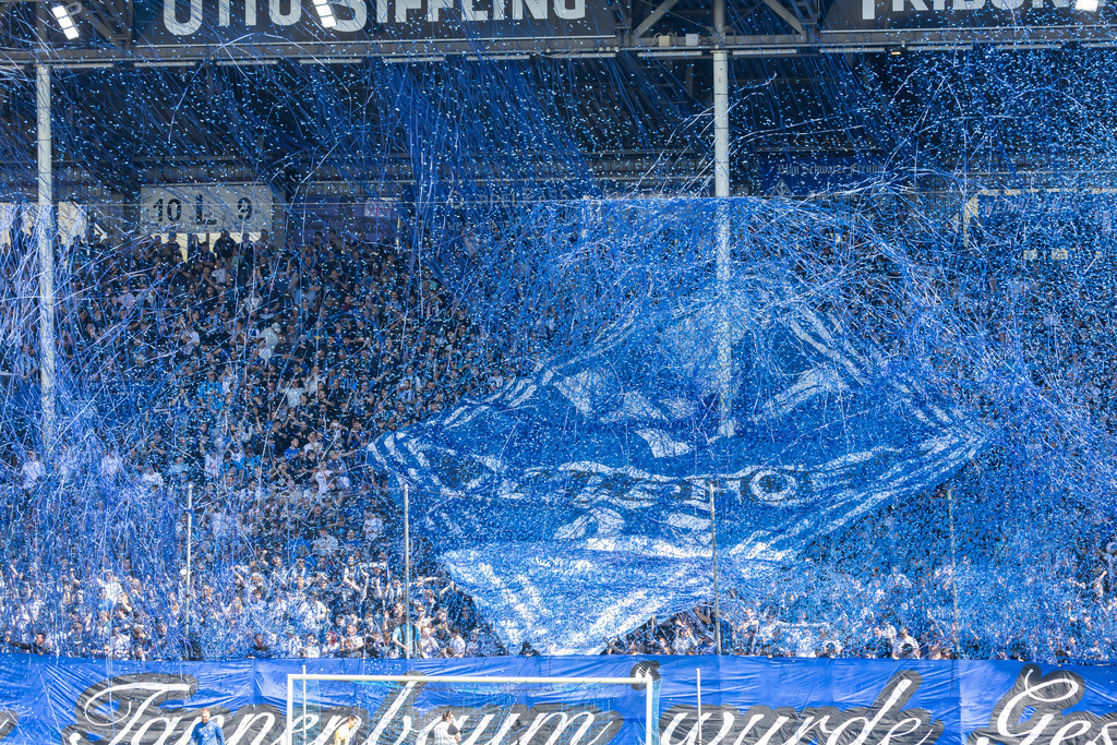 Fußball 3. Liga, Saison 2025/26, 33. Spieltag: Waldhof Mannheim gegen MSV Duisburg | Fußball 3. Liga, Saison 2025/26, 33. Spieltag: Waldhof Mannheim gegen MSV Duisburg***Riesige Choreo der Waldhof-Fans mit Fahnen und Konfetti - Realisiert mit Pictrs.com