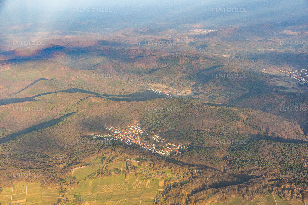Luftbild: Wald und Berglandschaft des südlichen Pfälzerwald in Dörrenbach im Bundesland Rheinland-Pfalz in Deutschland. Foto: IMG_076720.jpg vom 28.03.2015 durch Werner Riehm/FLY-FOTO.de