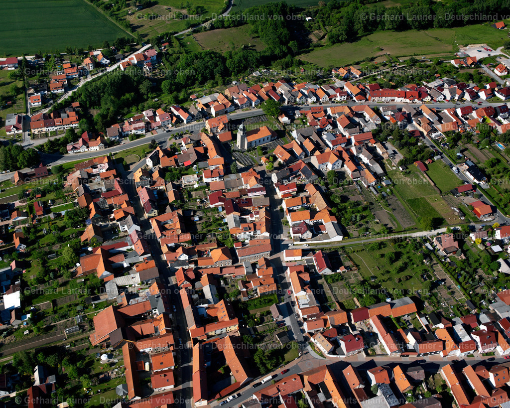 2634617 | BüTTSTEDT 09.06.2006 Stadtansicht vom Stadtrand angrenzend an landwirtschaftliche Feldern  in Büttstedt im Bundesland Thüringen, Deutschland // City view from the outskirts with adjacent agricultural fields  in Büttstedt in the state Thuringia, Germany Foto: Gerhard Launer