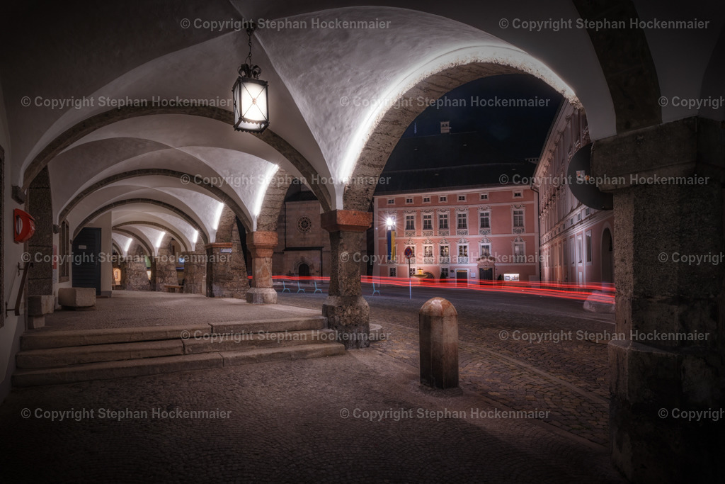 Schlossarkaden in Berchtesgaden bei Nacht | In den Schlossarkaden in Berchtesgaden bei Nacht mit Blick zum Königlichem Schloss - Realisiert mit Pictrs.com