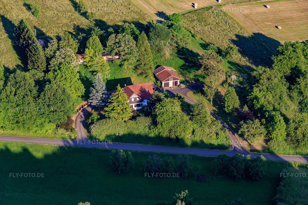 Luftbild: Villa in der Rue de Wingen in Lembach im Bundesland Bas-Rhin in Frankreich.Foto: IMG_080281.jpg vom 05.06.2015 durch Werner Riehm/FLY-FOTO.deAuflösung des Originals: 5472 x 3648 px
