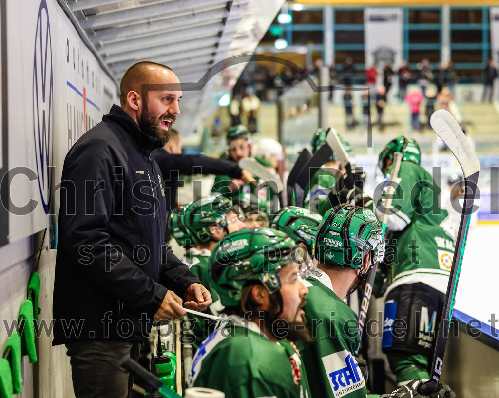 2023-11-12_021_TSV_Erding_gegen_EHC_Koenigsbrunn | Erding, Deutschland, 12.11.2023:
Eishockey, Bayernliga Vorrunde 2023 / 2024, 9. Spieltag, TSV Erding gegen EHC Königsbrunn, Endergebnis: 3:2

Teamchef Felix Schütz (Erding Gladiators)

Foto: Christian Riedel / fotografie-riedel.net