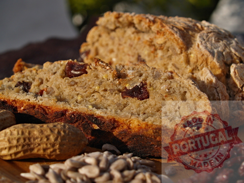 Sliced whole grain bread with nuts and cranberries | Sliced whole grain bread with cranberries, nuts, and sunflower seeds for a healthy breakfast - Realisiert mit Pictrs.com