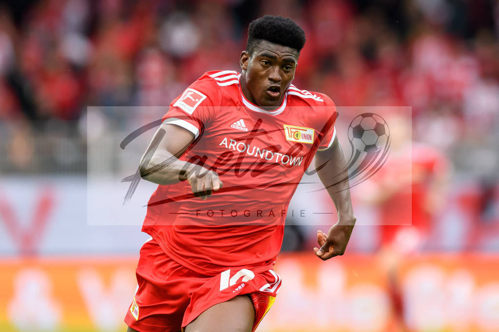 FCUBMG20210829_126 | Fussball, Herren: Taiwo Awoniyi (1.FC Union Berlin) schaut beim Spiel der 1. Bundesliga zwischen 1. FC Union Berlin und Borussia Moenchengladbach im Stadion An der Alten Foersterei am 29.08.2021 in Berlin, Deutschland. - Realisiert mit Pictrs.com