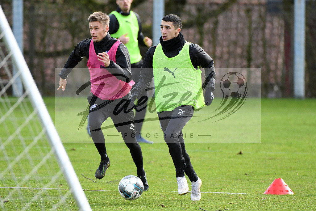 20200229_TRAOSN_0065 | Fussball, Herren: Sebastian Klaas (VfL Osnabrueck) und Anas Ouahim (VfL Osnabrueck) im Zweikampf waehrend der Trainingseinheit des VfL Osnabrueck im Sportpark Illoshoehe am 29.02.2020 in Osnabrueck, Deutschland. - Realisiert mit Pictrs.com