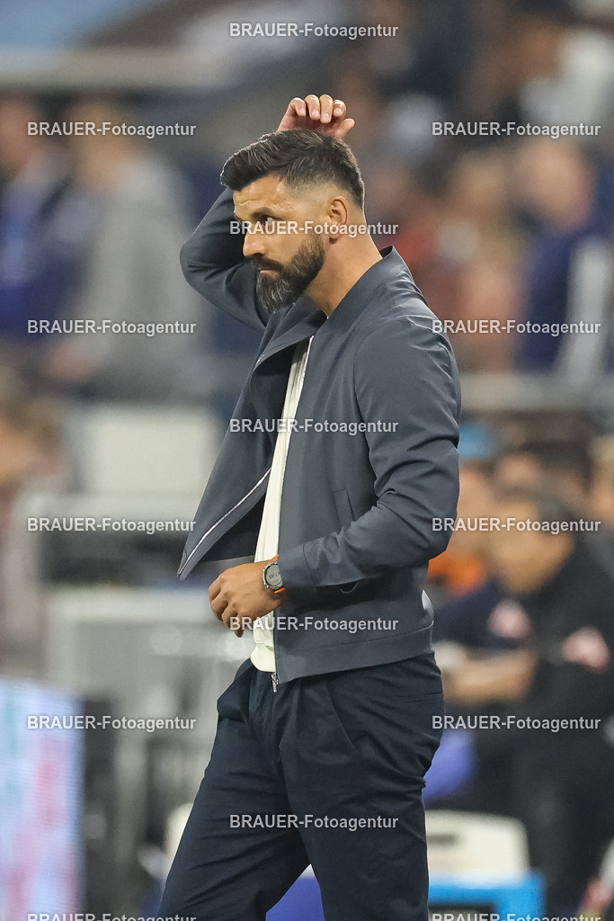 1_S04BER_20250801_3086.JPG -  - FC Schalke 04 - Hertha BSC Berlin - 2. Bundesliga | Gelsenkirchen, Deutschland, 01.08.25: Trainer Miron Muslic (FC Schalke 04) gestikuliert, Gestik waehrend des Spiels der 2. Bundesliga zwischen FC Schalke 04 - Hertha BSC Berlin in der Veltins-Arena am 01. August 2025 in Gelsenkirchen, Deutschland. (Foto von Stefan Brauer/Brauer-Fotoagentur)DFB/DFL REGULATIONS PROHIBIT ANY USE OF PHOTOGRAPHS AS IMAGE SEQUENCES AND/OR QUASI-VIDEO.