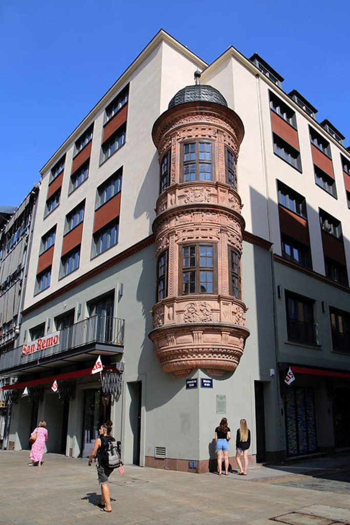 Fürstenhauserker | Entdecke über 20 Kategorien Leipzig-Motive: Foto-Downloads, hochwertige Poster, Leinwand- & Fine-Art-Prints. Jetzt Lieblingsfoto im Bildlexikon Leipzig Shop bestellen!
