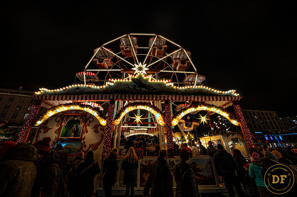 Weihnachtsmarkt Striezelmarkt Dresden | Geschenke, Wandbilder und Accessoires mit Motiven aus Dresden und anderen schönen Orten zur Verschönerung Deines zu Hauses und zum verschenken gewünscht? Wähle Deine Lieblingsbild auf dem Produkt Deiner Wahl. 