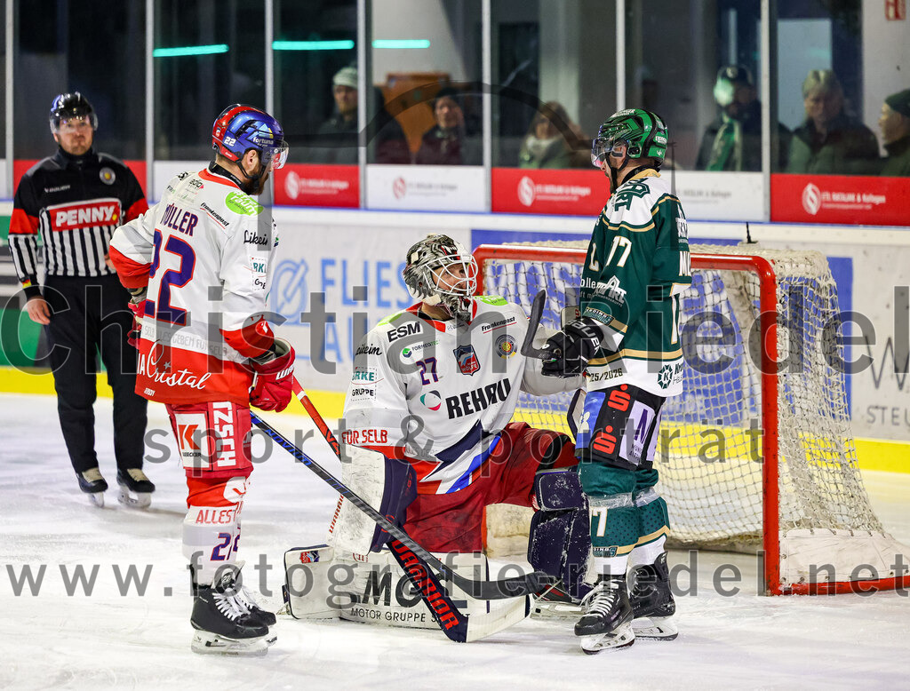 2026-01-18_122_TSV_Erding_gegen_Selber_Woelfe | Erding, Deutschland, 18.01.2026:Eishockey, Oberliga Süd 2025 / 2026, 38. Spieltag, TSV Erding gegen Selber Wölfe, Endergebnis: 2:3 n.V.Dominik Müller (Selber Wölfe, #22), Torwart Michel Weidekamp (Selber Wölfe, #27), Philipp Michl (Erding Gladiators, #77)Foto: Christian Riedel / fotografie-riedel.net