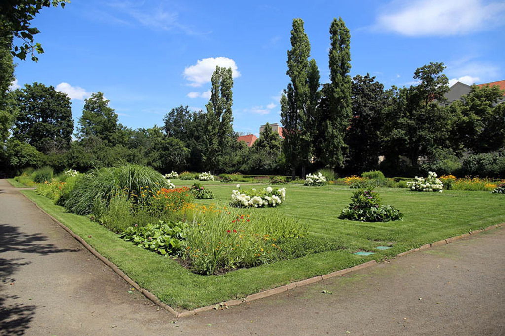 Mariannenpark - Staudengarten | Entdecke über 20 Kategorien Leipzig-Motive: Foto-Downloads, hochwertige Poster, Leinwand- & Fine-Art-Prints. Jetzt Lieblingsfoto im Bildlexikon Leipzig Shop bestellen!