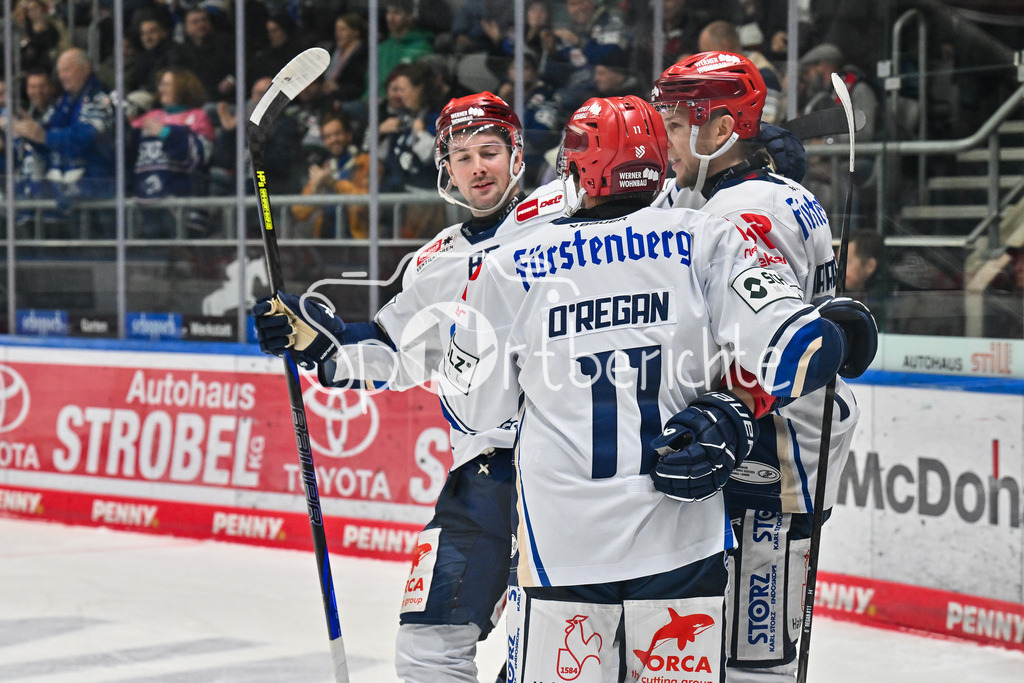 Augsburger Panther - Schwenninger Wild Wings | AUGSBURG, DEUTSCHLAND - 2. NOVEMBER: Jubel der Gäste nach dem Treffer zum 0-1 durch Danny O`REGAN (Schwenninger Wild Wings 11) / Tor / Torschuetze / Freude / Happy beim Ligaspiel zwischen den Augsburger Panthern und den Schwenninger Wild Wings am 17. Spieltag der Penny DEL im Curt Frenzel Stadion am 02.11.2025