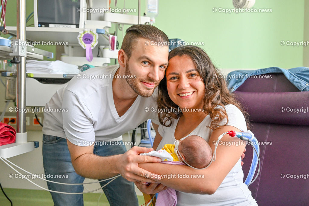 Med Campus IV_ Landesfrauen- und Kinderklinik_ Neugeborenenstation_ 06.07.2023-22 | 06.07.2023, Linz, AUT, Kepler Universitaetsklinikum Linz, Med Campus IV, Landesfrauen- und Kinderklinik, Neugeborenenstation, im Bild Esmeralda Kaiser (27) und Benjamin Kaiser (30) und Toechterchen Sofia Yui aus Linz 