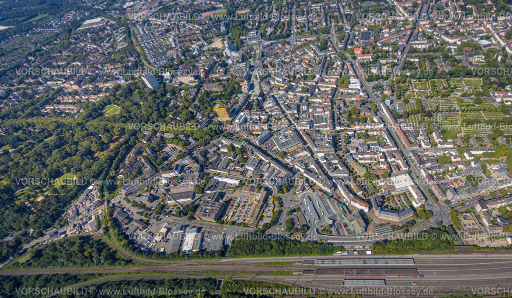 Gelsenkirchen240809708GE-Sued | Luftbild, City Innenstadt Ansicht mit Hbf Hauptbahnhof, Wohngebiet und Übersicht Altstadt mit Ringstraße und  Altstadtfriedhof, links Evangelisches Klinikum und Plaza Hotel Hochhäuser, hinten City Hochhaus, Altstadt, Gelsenkirchen, Ruhrgebiet, Nordrhein-Westfalen, Deutschland