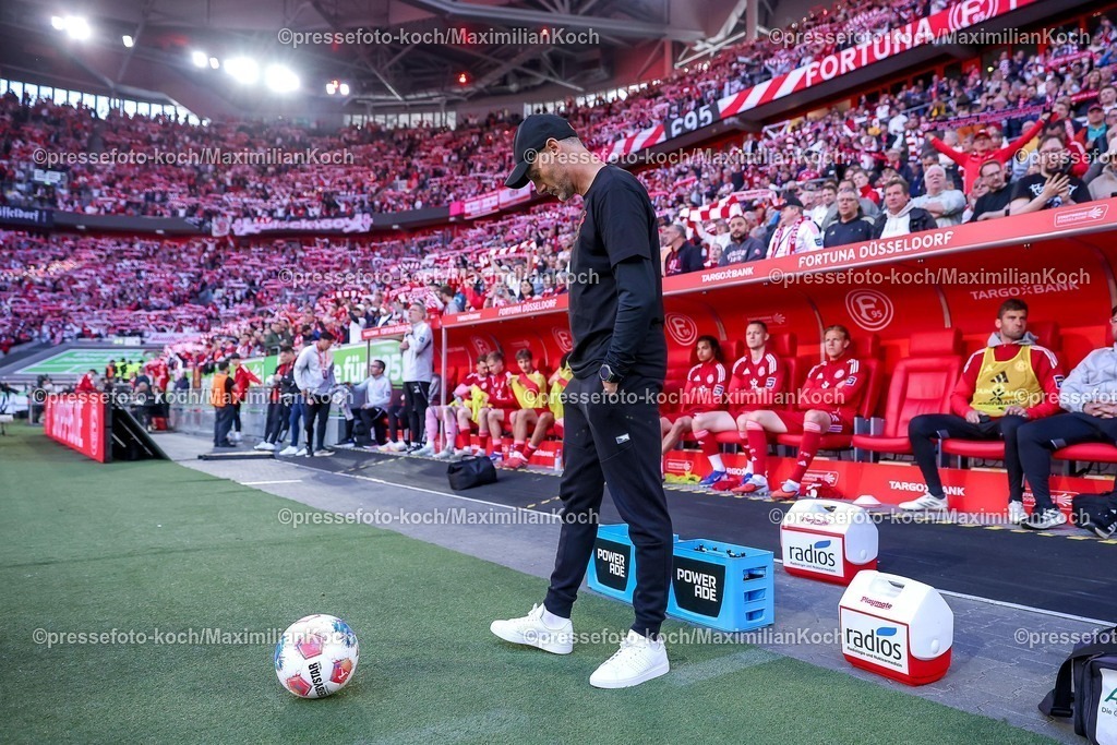 F9524042601015 | 24.04.2026, Fußball, Fortuna Düsseldorf - SC Dynamo Dresden, 2. Fußball Bundesliga, Herren, Merkur Spiel-Arena, 31. Spieltag, Saison 2025 2026: Cheftrainer Alexander Ende (Fortuna Düsseldorf) steht am Spielfeldrand  enttäuscht Enttäuschung  DFB regulations prohibit any use of photographs as image sequences and or quasi-video.
