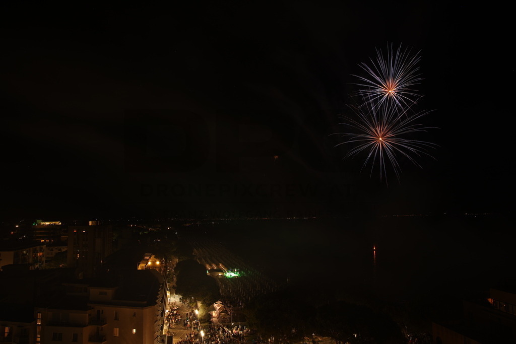 Ferragosto Fireworks in Grado, Italy | GRADO, ITALY, 15.AUG.26 - FIREWORKS - Ferragosto fireworks over the Adriatic Sea in Grado, Italy. Colorful fireworks light up the night sky above the beach, coastline and waterfront during the traditional summer celebration. - Realisiert mit Pictrs.com