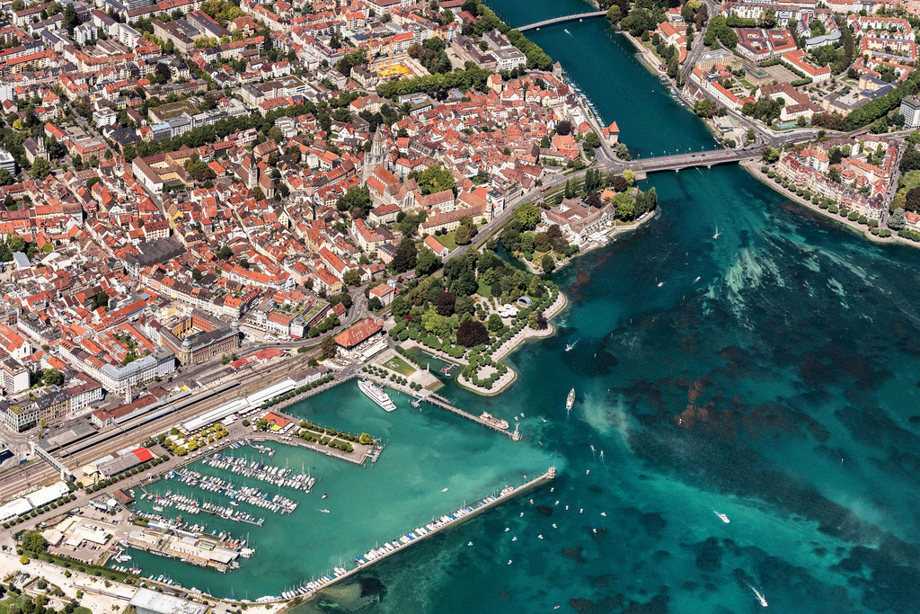dr__0059085.jpg | KONSTANZ 20.08.2020 Stadtzentrum im Innenstadtbereich mit den Stadtteilen Altstadt, Niederburg und Petershausen in Konstanz im Bundesland Baden-Württemberg, Deutschland. // The city center in the downtown area with den Stadtteilen Altstadt, Niederburg and Petershausen in Konstanz in the state Baden-Wuerttemberg, Germany. Foto: Daniel Reiter