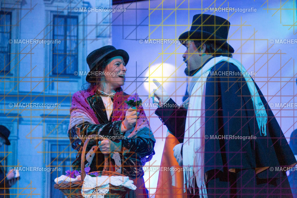 008_MFL-2025 | Portraitbilder von Regisseur; Darsteller; Techniker; Maske; Kostüme; Chor; Musiker; Bilderserie der Generalprobe und der Premierenvorstellung, Szenenbilder; Ausdrucksstudien; Bühnenüberblick; Bühnenkulissen; Pressefotos inkl. Redaktionsfoto Darstellergruppe.