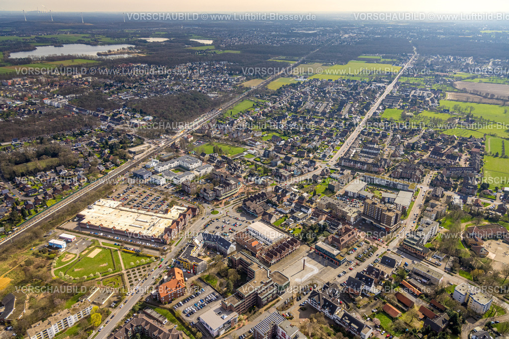 Voerde240309213 | Luftbild, Hbf Bahnhof Voerde, Baustelle Brücke Steinstraße, Baustelle Fußgängerunterführung und Brücke Bahnhofstraße, Ausbau der Betuweroute und Betuwe-Linie Eisenbahnstrecke, Ortsansicht mit Rathaus Voerde Stadtverwaltung mit Rathausplatz, Geschäftszentrum, Einkaufszentrum mit EDEKA Voerde Supermarkt am Stadtpark, Voerde, Nordrhein-Westfalen, Deutschland