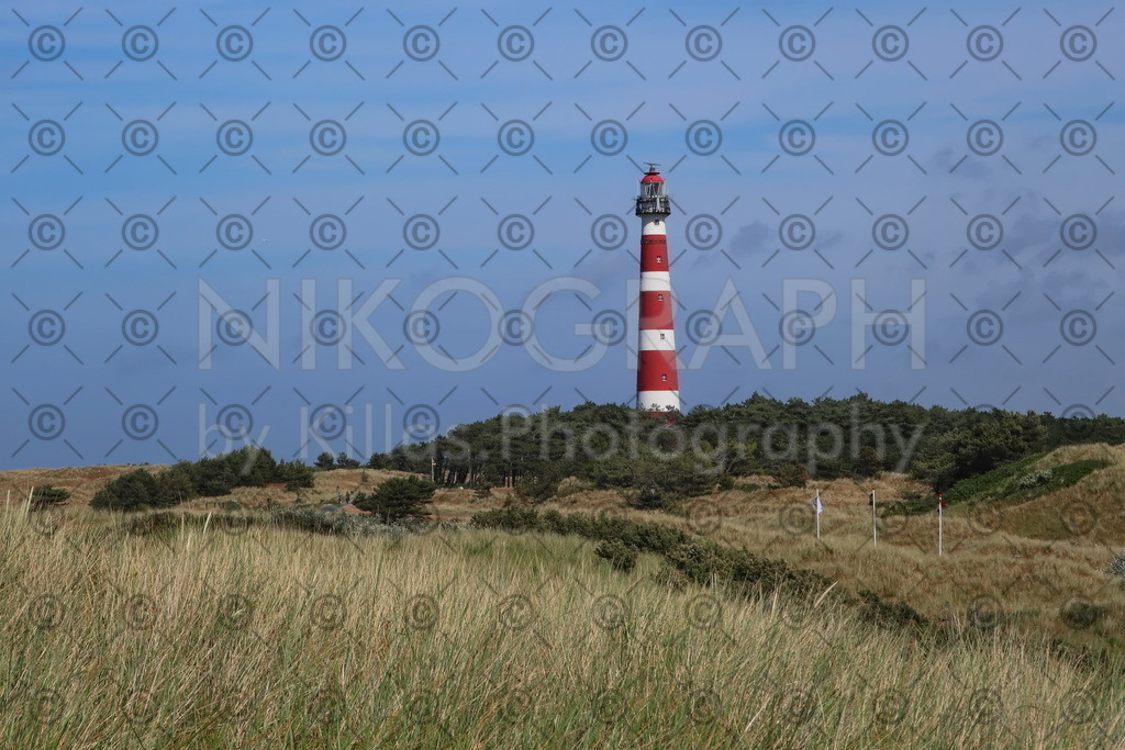 Leuchtturm Ameland | Der Leuchtturm von Ameland wurde 1880 gebaut und ist rund 55 Meter hoch. Der Leuchtturm besteht aus 15 Gusseisernen Segmenten, welche nach Ameland verschifft und vor Ort zusammengebaut wurden. Die Optik des Leuchtturmes sorgt alle 15 Sekunden für drei Blitze, die über 50 km weit zu sehen sind. 

Bestellen Sie ein Ameland-Bild direkt als Leinwandbild für Ihr Wohnzimmer, als Acrylglasbild für Ihre Küche oder als Alu-Dibond-Bild für Ihre Aussenwand. Wie wäre es mit einem Puzzle oder einem Glasschneidebrett mit einem Photomotiv aus Ameland?