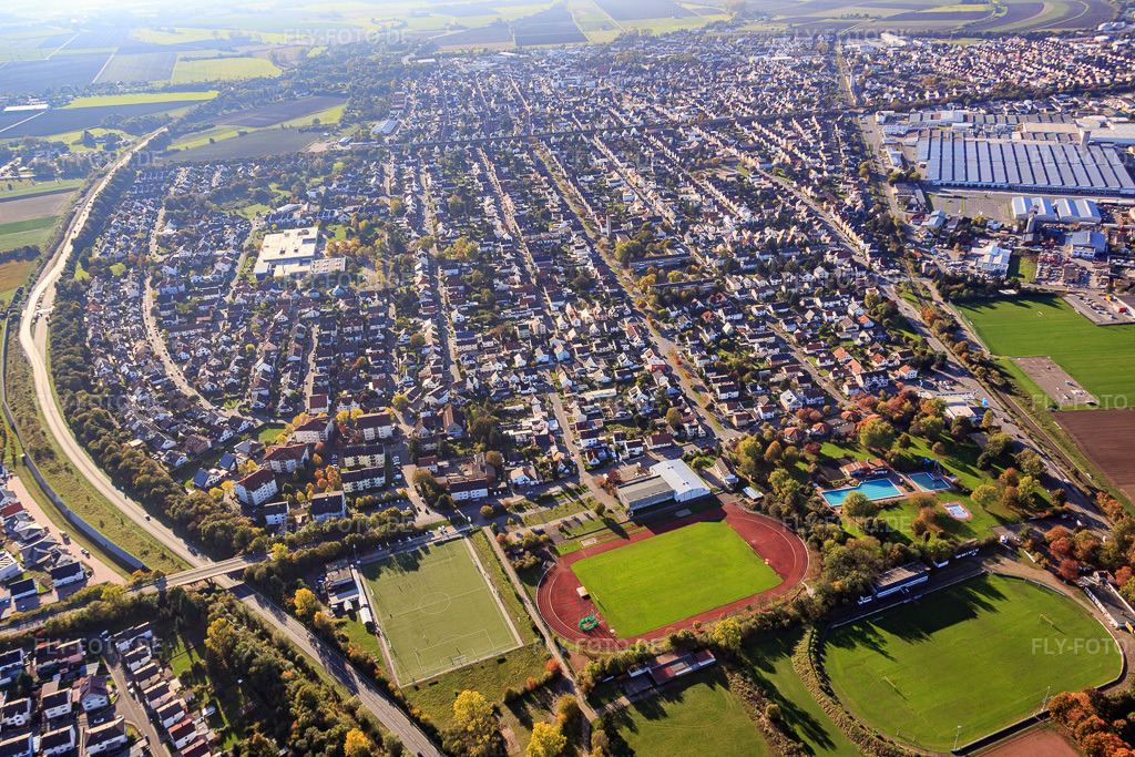 Luftbild: Ortsansicht von Osten in Bürstadt im Bundesland Hessen in Deutschland. Foto: IMG_074966.jpg vom 18.10.2014 durch Werner Riehm/FLY-FOTO.deAuflösung des Originals: 5472 x 3648 px