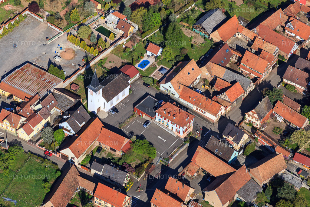 Aerial view: Village center with church Mulhausen in Mulhausen in the state Bas-Rhin, France. – Photo: IMG_099457.jpg taken on 04/30/2017 by Werner Riehm/FLY-FOTO.com – Resolution of the original: 5472 x 3648 px