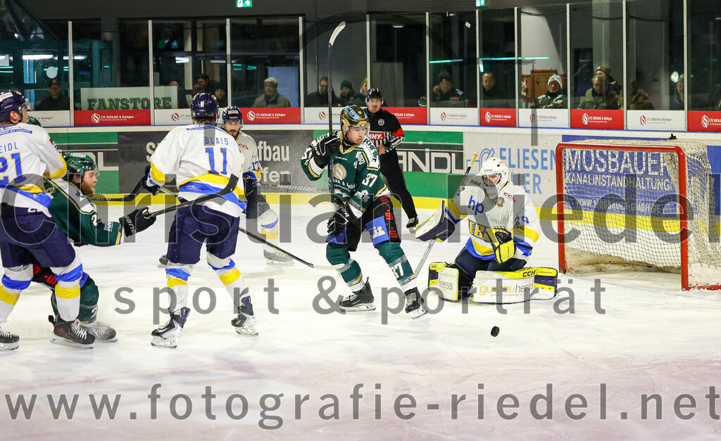 2026-01-09_087_TSV_Erding_gegen_Stuttgart_Rebels | Erding, Deutschland, 09.01.2026:Eishockey, Oberliga Süd 2025 / 2026, 35. Spieltag, TSV Erding gegen Stuttgart Rebels, Endergebnis: Nico Geidl (Stuttgart Rebels, #21), Grady Hobbs (Erding Gladiators, #22), Alex Blais (Stuttgart Rebels, #11), Thomas Matheson (Erding Gladiators, #37), Torwart Nick Jordan Vieregge (Stuttgart Rebels, #29)Foto: Christian Riedel / fotografie-riedel.net
