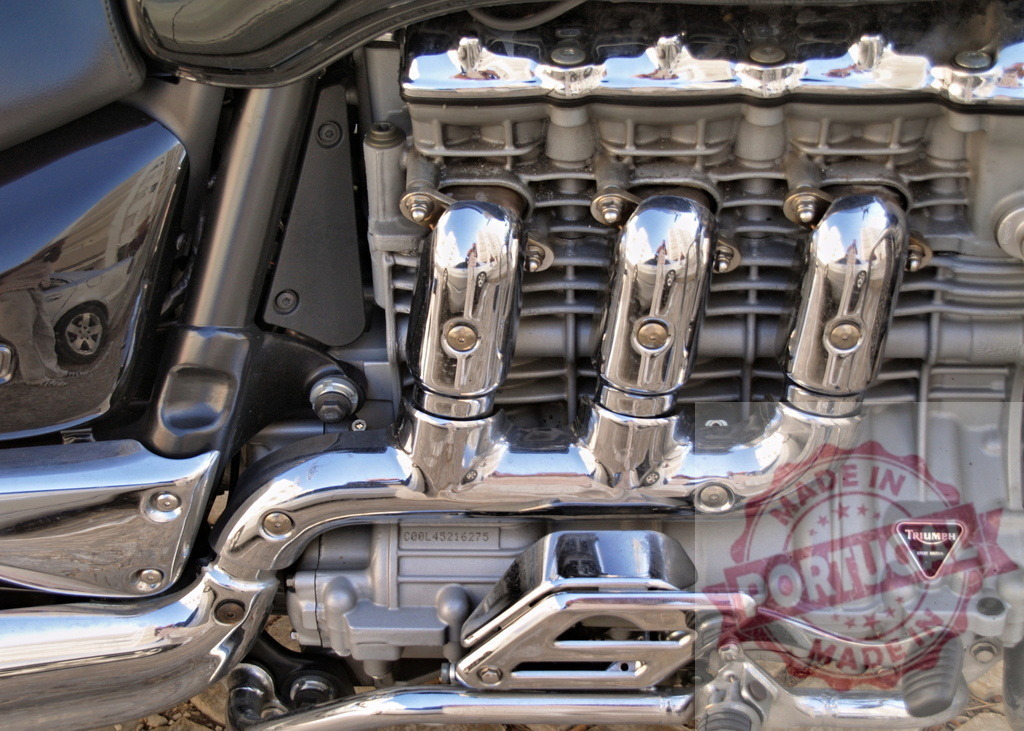 Triumph Rocket III motorcycle powerful three-cylinder chrome engine | Powerful chrome engine and exhaust system of a Triumph Rocket III motorcycle - Realisiert mit Pictrs.com