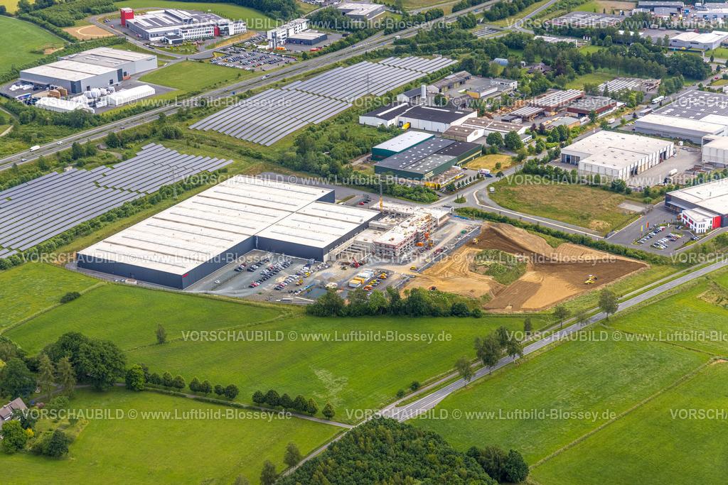 Meschede220600855 | Luftbild, Gewerbegebiet Enste-Süd mit Solarpark Enste an der Autobahn A46, Baustelle mit Neubau Logistikzentrum Briloner Leuchten GmbH, Enste, Meschede, Sauerland, Nordrhein-Westfalen, Deutschland