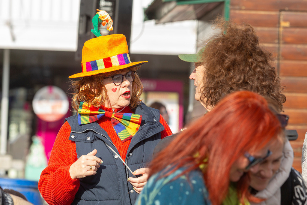 Umzug2025-072_9738 | Fotostrecke: FASCHINGSUMZUG 2025 in Loosdorf. 22 Masken(gruppen)-Teilnehmer: Loosdorfer Vereine, Wirtschaftstreibende, Gemeindeabordnungen sowie Kreditinstitute. rund 700 Besucher entlang der Hauptstrasse. Veranstaltungs-Sicherung durch Mannschaft der FF-Loosdorf mit schwerem Gerät. Maskenprämierung am EKZ-Platz durch Bgm. Thomas Vasku in den Kategorien: Bester Festwagen (Fa. gkonzept-Groissenberger; Beste Personengruppe-ASK-Loosdorf; Beste Einzelperson; Weiteste Anreise-FF Schollach;
