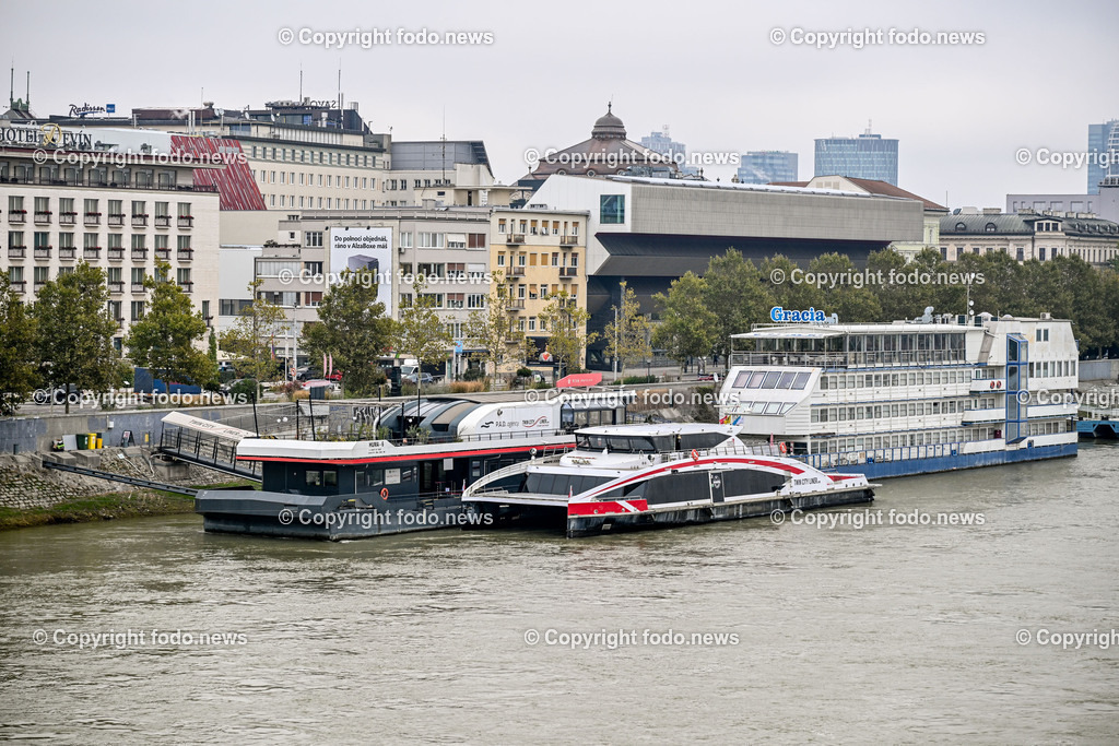 Slowakei_ Bratislavsky kraj_ Bratislava_ 08.10.2024-7 | 08.10.2024, Slowakei, SVK, Bratislavsky kraj, Bratislava, im Bild Bratislava, Stadtansichten, Gebauede, Sehenswurdigkeiten, Tourismus, Touristen, Cafe, Denkmal, Strasse, Donau, Bruecke, Schiff, Burg, Hrad, Ufo, Restaurant, Souvenier, Menschen, Bahnhof, Zug, Hauptstadt