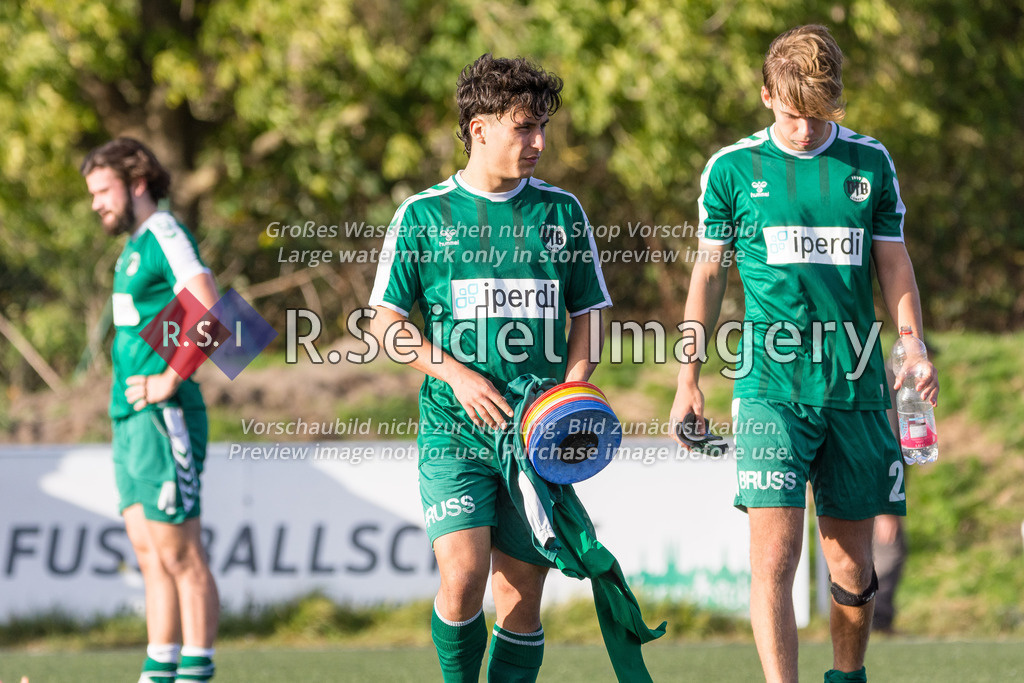 Fußball, Saison 2022/23, Flens-Oberliga, VfB Lübeck II - Heider SV, Lohmühle KR (Lübeck), 16.10.2022, 14. Spieltag | Giuliano Hill (#22, Lübeck) und Sven Freitag (#21, Lübeck) nach dem Spiel