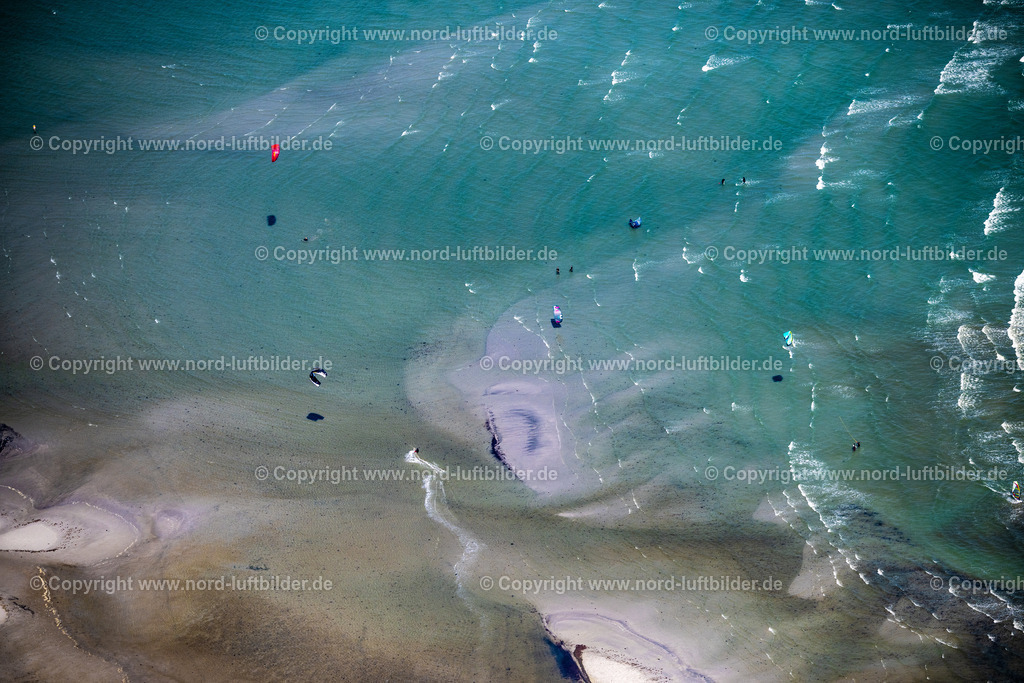 Fehmarn_Puttgarden_Keiterstrand_ELS_0171010524 | PUTTGARDEN 01.05.2024 Surfer - Kitesurfer in Fahrt " Grüner Brink " in Puttgarden auf der Insel Fehmarn im Bundesland Schleswig-Holstein, Deutschland. // Surfer - kitesurfer in motion " Gruener Brink " in Puttgarden on the island on street Kabunskoppel of Fehmarn in the state Schleswig-Holstein, Germany. Foto: Martin Elsen
