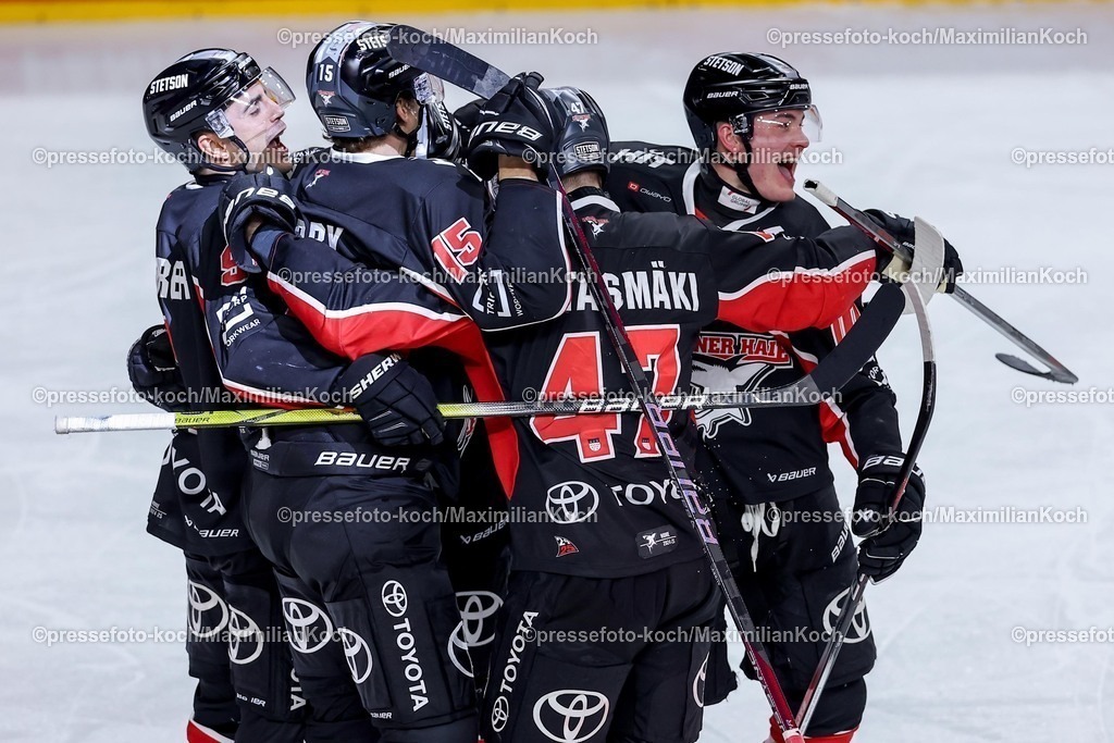KEC16022501073 | 16.02.2025, Eishockey, DEL, Kölner Haie - Düsseldorfer EG, Lanxess-Arena Köln: Torjubel nach dem 4:2 durch Justin Schütz (Kölner Haie #10) zusammen mit Veli-Matti Vittasmäki (Kölner Haie #47)