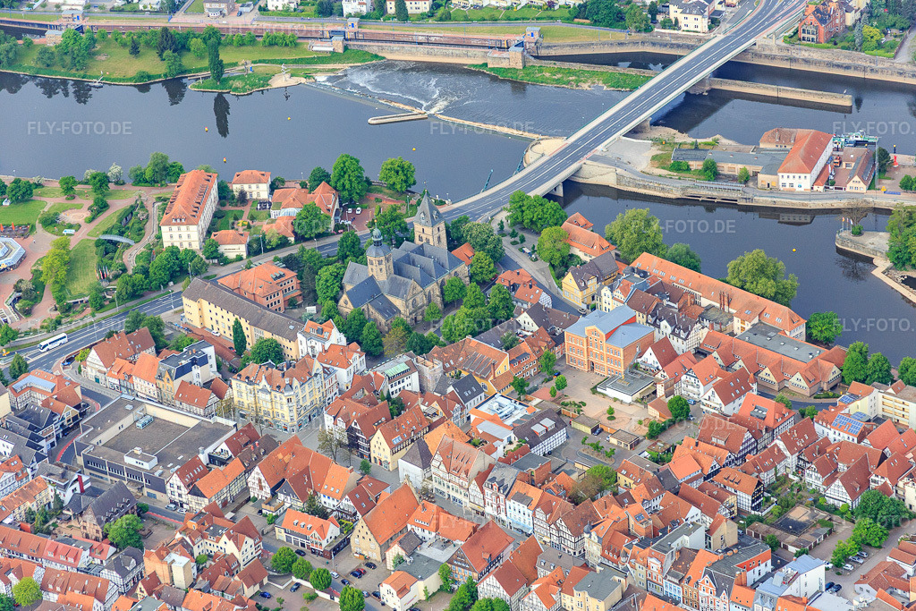 Luftbild: Münster St. Bonifatius und Papenschule in der Papenstraße in Hameln im Bundesland Niedersachsen in Deutschland. – Foto: IMG_079439.jpg vom 24.05.2015 durch Werner Riehm/FLY-FOTO.de – Auflösung des Originals: 5472 x 3648 px – Evangelisch-Lutherisches Hamelner Münster St. Bonifatius – Papenschule Hameln