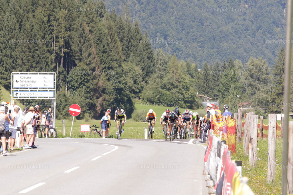 884_20230817_Bewerb_Maenner_Muehlanger | AUT - OESTERREICH, 2023-08-16: SPORT RENNRAD-FAHREN - 55. INTERNATIONALER RADWELTPOKAL IN ST. JOHANN IN TIROL  - Vintage-Radrennen mit WM-Bronze-Medaillen-Siegerin Christina Schweinberger, den Teilnehmer und Alexander Baumann (vom Orginastions-Team) - TAG 2 BEWERB MAENNER IN SECHS GRUPPEN  ; Foto: Roland Muehlanger