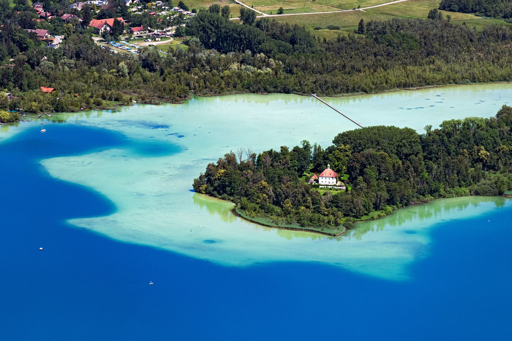 dr__0043978.jpg | INNING AM AMMERSEE 18.06.2024 Uferbereiche der See- Insel Mausinsel im Wörthsee an der Straße Wörthseeinsel in Inning am Ammersee im Bundesland Bayern, Deutschland. // Lake Island Mausinsel in the lake Woerthseein Inning am Ammersee in the state Bavaria, Germany. Foto: Daniel Reiter