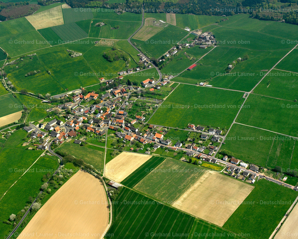 2615162 | HEIMERTSHAUSEN 07.06.2006 Landwirtschaftliche Nutzflächen und Feldgrenzen  umsäumen das Siedlungsgebiet des Dorfes in Heimertshausen im Bundesland Hessen, Deutschland // Agricultural land and field boundaries surround the settlement area of the village  in Heimertshausen in the state Hesse, Germany Foto: Gerhard Launer