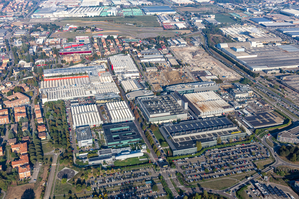 Luftbild: Ferrari S.P.A. in Maranello im Bundesland Modena in Italien. Foto: IMG_134924.jpg vom 20.09.2022 durch Werner Riehm/FLY-FOTO.deWWW.FERRARI.COM