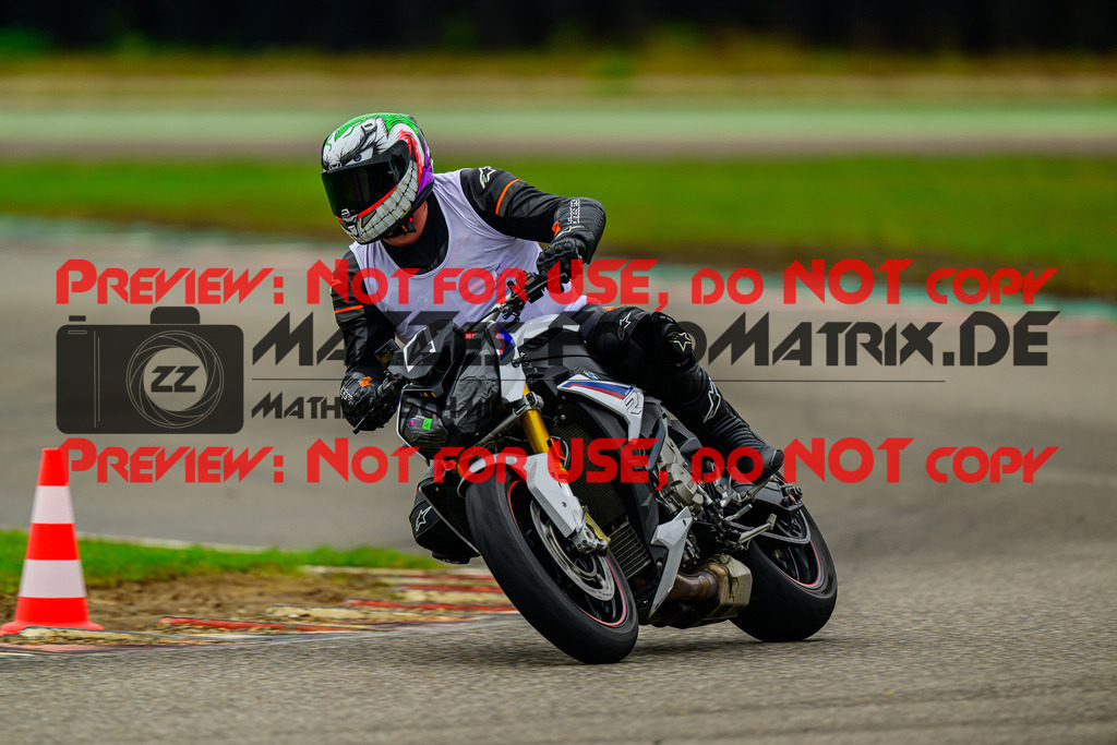 MaZZes_Fotomatrix_20241002_6007705_7102 | Fotograf Mathias Schmid
Sportfotograf,
Eventfotograf,
Hochzeitsfotograf,
Portraitfotograf