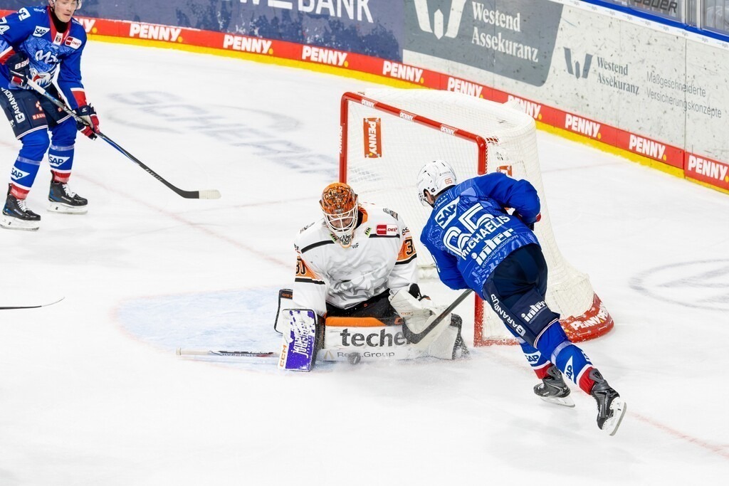DEL, Deutsche Eishockey Liga Saison 2025/26, 6. Spieltag: Adler Mannheim gegen Löwen Frankfurt***Bild: Gute Chance für Marc Michaelis (65, Mannheim) | DEL, Deutsche Eishockey Liga Saison 2025/26, 6. Spieltag: Adler Mannheim gegen Löwen Frankfurt***Bild: Gute Chance für Marc Michaelis (65, Mannheim) - Realisiert mit Pictrs.com