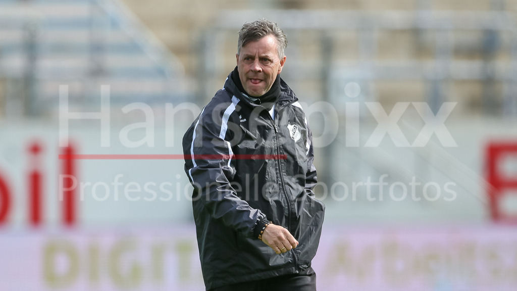 Fussball, 2. Frauen-Bundesliga, SV Meppen - SC Sand | v.li.: Alexander Fischinger (Trainer, Cheftrainer, SC Sand), DIE DFB-RICHTLINIEN UNTERSAGEN JEGLICHE NUTZUNG VON FOTOS ALS SEQUENZBILDER UND/ODER VIDEOÄHNLICHE FOTOSTRECKEN. DFB REGULATIONS PROHIBIT ANY USE OF PHOTOGRAPHS AS IMAGE SEQUENCES AND/OR QUASI-VIDEO.