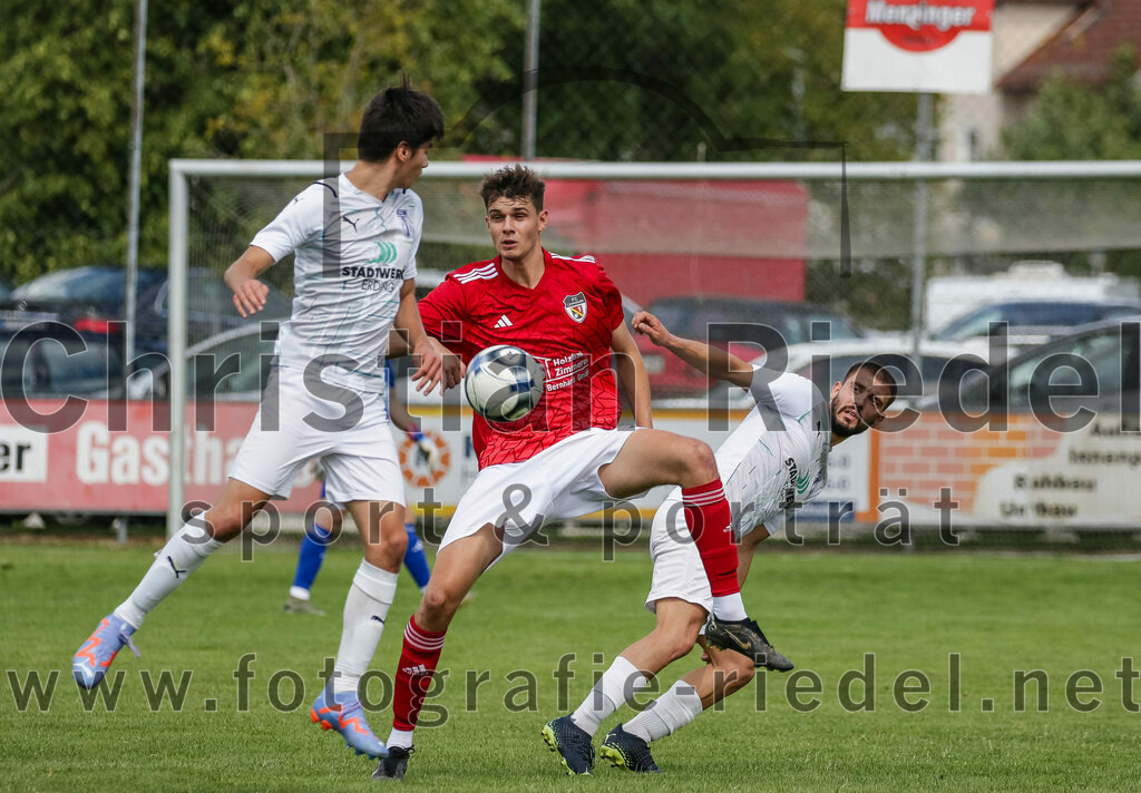 2023-07-30_040_FC_Lengdorf_gegen_SpVgg_Altenerding | Lengdorf, Deutschland, 30.07.2023:
Fußball, Kreisliga 2023 / 2024, 1. Spieltag, FC Lengdorf gegen SpVgg Altenerding, Endergebnis: 1:1

Samuel Kronthaler (SpVgg Altenerding, #8), Lukas Fischer (FC Lengdorf, #17), Leart Bilalli (SpVgg Altenerding, #10)

Foto: Christian Riedel / fotografie-riedel.net