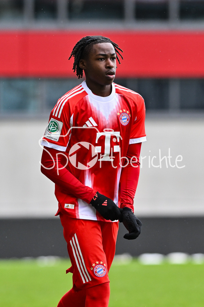 FC Bayern München - Berliner Athletik Klub | MUNICH, GERMANY - 21. FEBRUARY: im Bild Aristide HENTCHO NSEKE (FC Bayern München U19 16) / Einzelfoto / Freisteller während dem Spiel zwischen der U19 des FC Bayern München und der U19 des Berliner Athletik Klubs am 3. Spieltag der DFB-U19 Nachwuchsliga am FC Bayern Campus