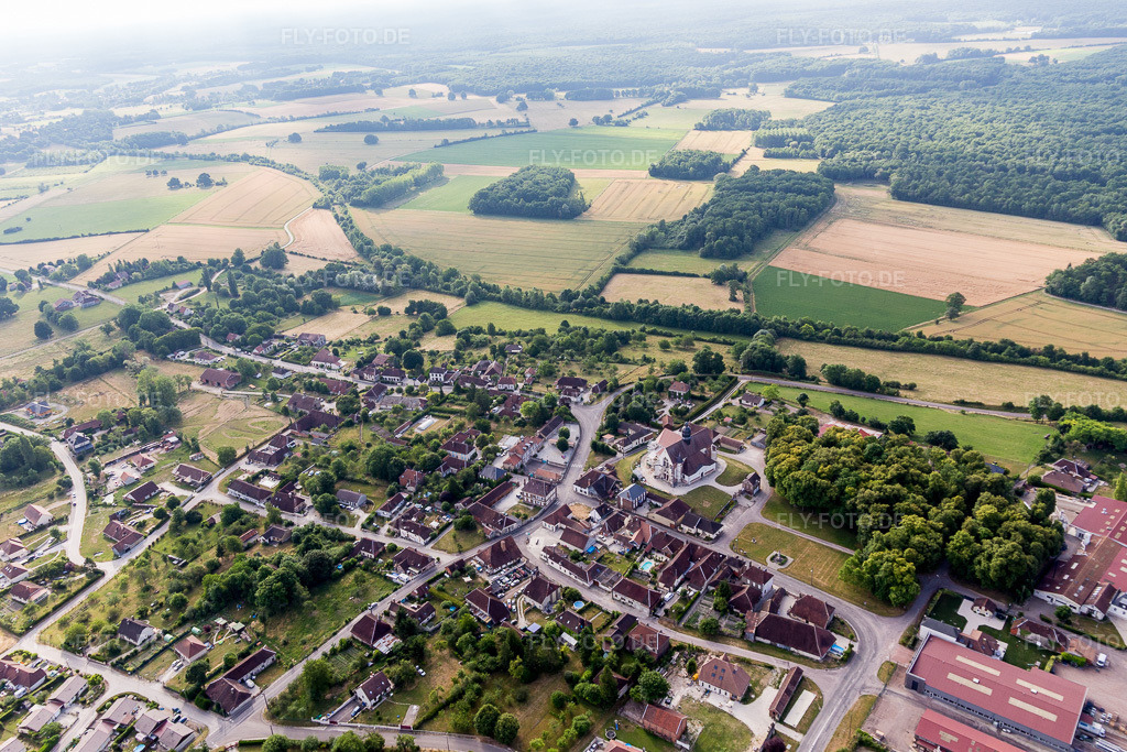Luftbild: Ortsansicht in Saint-Phal im Bundesland Aube in Frankreich. Foto: IMG_101322.jpg vom 25.06.2017 durch Werner Riehm/FLY-FOTO.de