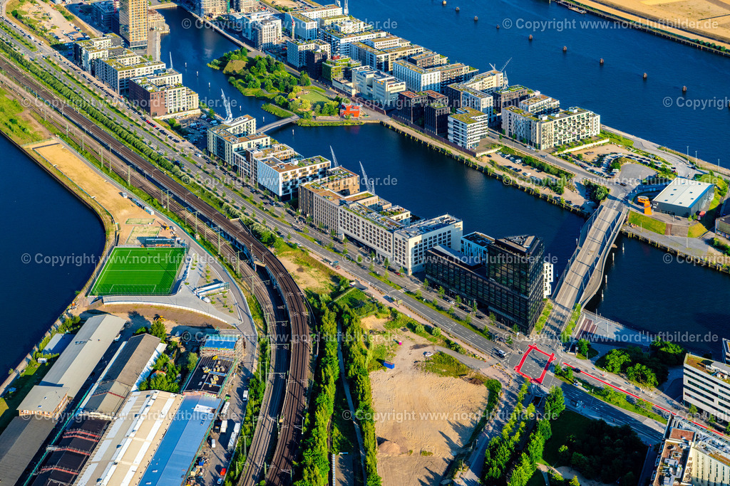 Hamburg_Baakenhafen_Hafencity_ELS_8297160625 | HAMBURG 16.06.2025 Verwaltungs- und Geschäftshäuser an der Überseeallee - Buenos-Aires-Kai im Ortsteil HafenCity in Hamburg, Deutschland. // Administrative and commercial buildings on Ueberseeallee in the district HafenCity in Hamburg, Germany. Foto: Martin Elsen