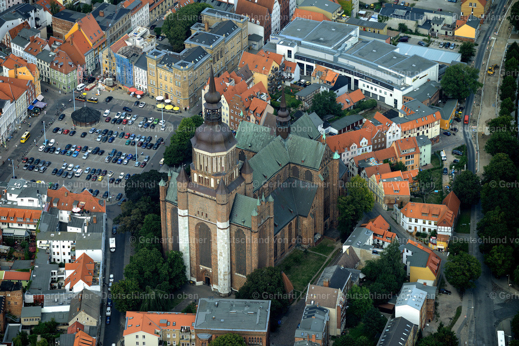 3292122 | STRALSUND 2012 Kirchengebäude " Marienkirche " im Altstadt- Zentrum der Innenstadt in Stralsund im Bundesland Mecklenburg-Vorpommern, Deutschland. Weiterführende Informationen bei: Stiftung Kulturkirche St. Jakobi Stralsund. // church building in " Kulturkirche St. Jacobi " Old Town- center of downtown in Stralsund in the state Mecklenburg - Western Pomerania, Germany. Further information at: Stiftung Kulturkirche St. Jakobi Stralsund. Foto: Gerhard Launer
