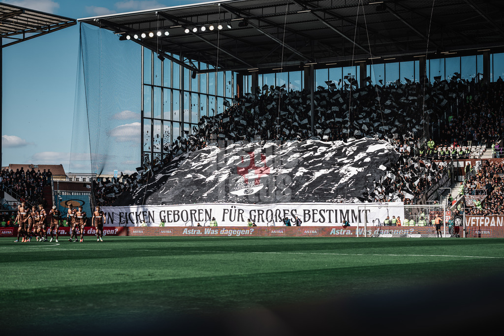 Fußball | Männer | Saison 2024/2025  | Fußball-Bundesliga | 28. Spieltag | FC St. Pauli vs. Borussia Mönchengladbach | 06.04.2025 | Choreo der Auswärtsfans aus Mönchengladbach; In Eicken Geboren, Für Großes Bestimmt...